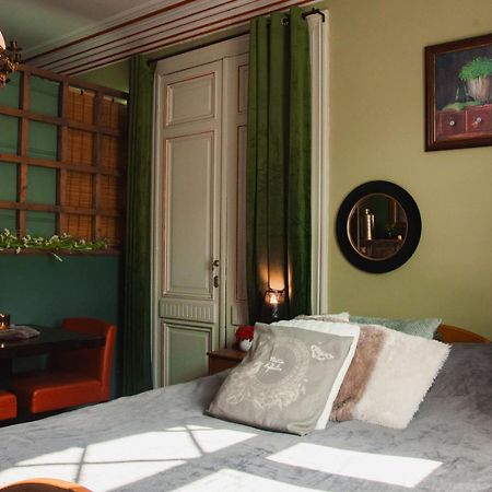 Maison d'hôte Les Notes Endormie Chambre Secrète Berzee Esterno foto