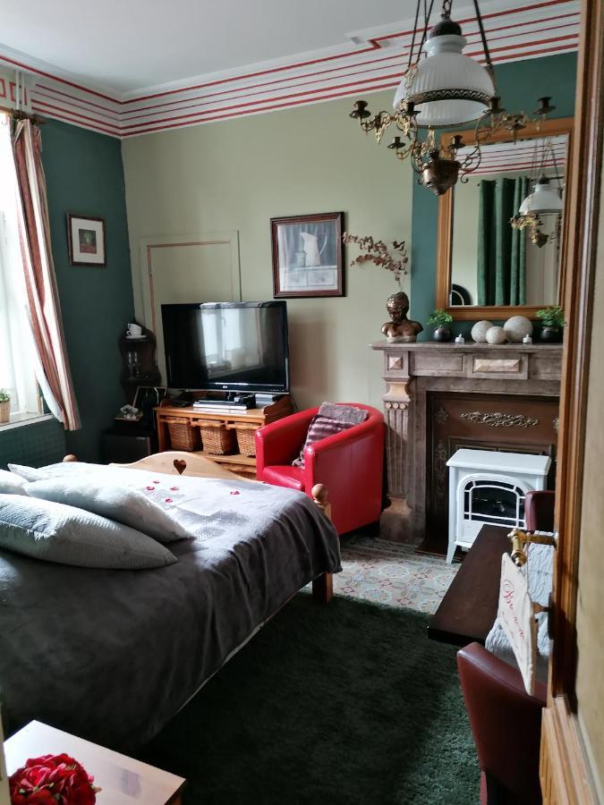 Maison d'hôte Les Notes Endormie Chambre Secrète Berzee Esterno foto