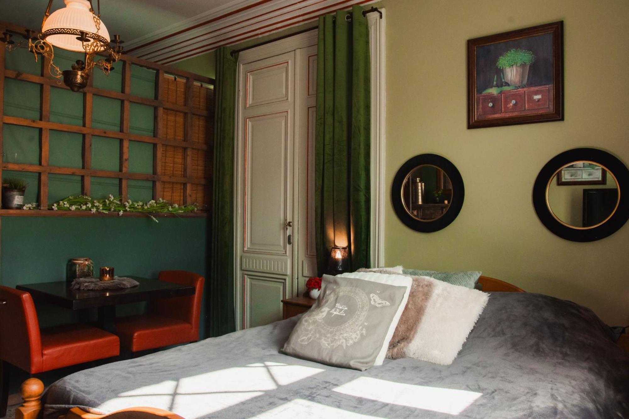Maison d'hôte Les Notes Endormie Chambre Secrète Berzee Esterno foto